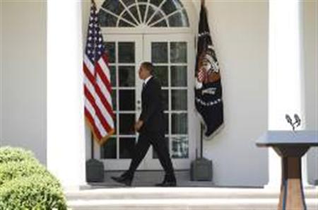 U.S. President Barack Obama walks back to the Oval Office at the White House in Washington April 29, 2010. REUTERS/Kevin Lamarque
U.S. President Barack Obama walks back to the Oval Office at the White House in Washington April 29, 2010. REUTERS/Kevin Lamarque