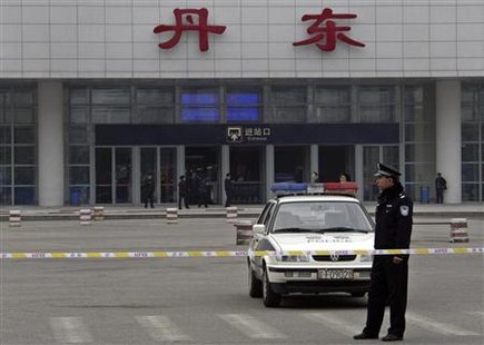 A Chinese police officer stands guard at a railway station in Dandong, the Chinese border city with the North Korean town of Sinuiju May 2, 2010. REUTERS/Stringer
A Chinese police officer stands guard at a railway station in Dandong, the Chinese border city with the North Korean town of Sinuiju May 2, 2010. REUTERS/Stringer