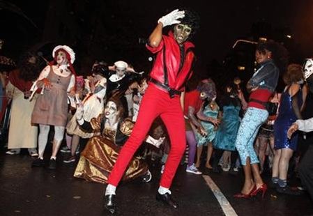 A dance group performs Michael Jackson's Thriller video in the Halloween parade in Greenwich Village in New York October 31, 2009. REUTERS/Natalie Behring
A dance group performs Michael Jackson's Thriller video in the Halloween parade in Greenwich Village in New York October 31, 2009. REUTERS/Natalie Behring