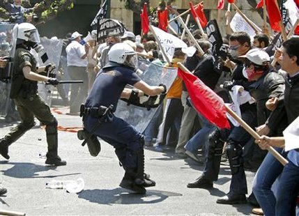 Demonstrators protesting against Greece's austerity measures clash with riot police in Athens, May 4, 2010. REUTERS/Pascal Rossignol
Demonstrators protesting against Greece's austerity measures clash with riot police in Athens, May 4, 2010. REUTERS/Pascal Rossignol