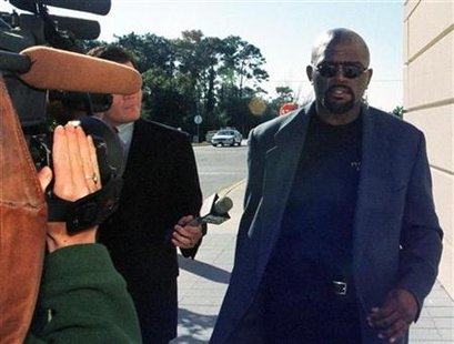 NFL Hall of Famer and former New York Giants football player Lawrence Taylor walks past the media on his way to court at the Pinellas County Criminal Justice Center in Cleawater, Florida on November 30, 1999 file photo. REUTERS/Str Old
NFL Hall of Famer and former New York Giants football player Lawrence Taylor walks past the media on his way to court at the Pinellas County Criminal Justice Center in Cleawater, Florida on November 30, 1999 file photo. REUTERS/Str Old
