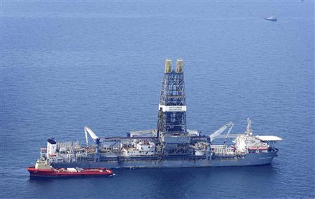 Relief platforms and oil recovery ships sit over the Deepwater Horizon wellhead in the Gulf of Mexico, 55 miles (89 km) south of Port Fourchon, Louisiana May 8, 2010. REUTERS/Sean Gardner
Relief platforms and oil recovery ships sit over the Deepwater Horizon wellhead in the Gulf of Mexico, 55 miles (89 km) south of Port Fourchon, Louisiana May 8, 2010. REUTERS/Sean Gardner