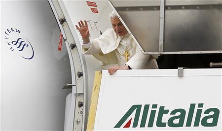 Pope Benedict XVI waves from the platform at the top of the stairs before boarding his plane to Portugal at Fiumicino international airport in Rome, May 11, 2010. REUTERS/Alessandro Bianchi
Pope Benedict XVI waves from the platform at the top of the stairs before boarding his plane to Portugal at Fiumicino international airport in Rome, May 11, 2010. REUTERS/Alessandro Bianchi