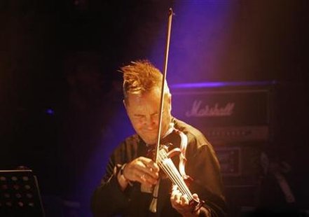 
Nigel Kennedy Quintet performs with his Jazz band during a concert in Beirut July 19, 2007. REUTERS/Wadih Shlink
