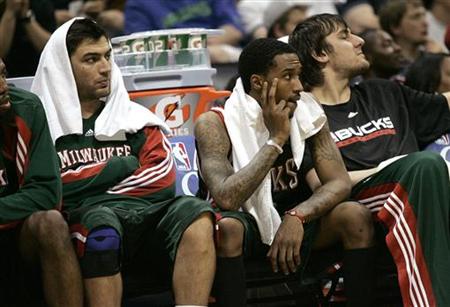 Milwaukee Bucks guard Carlos Delfino (L-R), Brandon Jennings and Andrew Bogut watch the final seconds in their loss to the Atlanta Hawks from the bench in Game 7 of their NBA Eastern Conference NBA basketball playoff series in Atlanta, Georgia, May 2, 2010. REUTERS/Tami Chappell
Milwaukee Bucks guard Carlos Delfino (L-R), Brandon Jennings and Andrew Bogut watch the final seconds in their loss to the Atlanta Hawks from the bench in Game 7 of their NBA Eastern Conference NBA basketball playoff series in Atlanta, Georgia, May 2, 2010. REUTERS/Tami Chappell