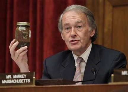 Rep. Edward Markey (D-MA) holds a can of oil collected from the Gulf of Mexico during the Oversight and Investigations Subcommittee of the House Energy and Commerce committee hearing on the Deepwater Horizon Rig Oil Spill on Capitol Hill in Washington May 12, 2010. REUTERS/Yuri Gripas
Rep. Edward Markey (D-MA) holds a can of oil collected from the Gulf of Mexico during the Oversight and Investigations Subcommittee of the House Energy and Commerce committee hearing on the Deepwater Horizon Rig Oil Spill on Capitol Hill in Washington May 12, 2010. REUTERS/Yuri Gripas