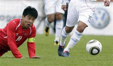 North Korea's Hong Yong-Jo (L) eyes the ball during their international friendly soccer game against Paraguay in Nyon May 15, 2010. REUTERS/Denis Balibouse
North Korea's Hong Yong-Jo (L) eyes the ball during their international friendly soccer game against Paraguay in Nyon May 15, 2010. REUTERS/Denis Balibouse