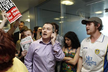 
British Airways CEO Willie Walsh (L) is surrounded by demonstrators inside the ACAS offices in London, May 22, 2010. REUTERS/Stefan Wermuth
