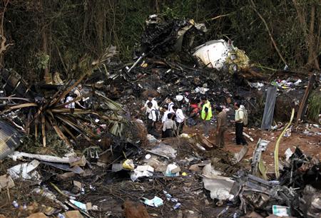 Forensic officials inspect the wreckage of a crashed Air India Express passenger plane in Mangalore May 23, 2010. REUTERS/Rupak De Chowdhuri
Forensic officials inspect the wreckage of a crashed Air India Express passenger plane in Mangalore May 23, 2010. REUTERS/Rupak De Chowdhuri