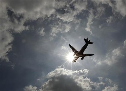 
A British Airways airplane approaches Heathrow Airport in London May 21, 2010. REUTERS/Luke MacGregor
