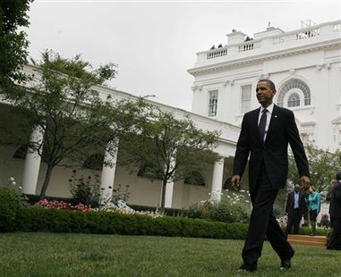 
U.S. President Barack Obama walks away after he speaks about the economy and small businesses in the Rose Garden at the White House in Washington, May 25, 2010. REUTERS/Larry Downing
