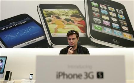 
A customer looks over the Apple iPhone 3GS at the company's retail store in San Francisco, California June 19, 2009. REUTERS/Robert Galbraith
