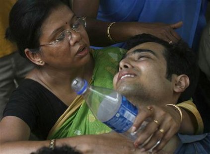 Relatives of the victims of a train accident mourn outside a mortuary in Mednipur town in the eastern Indian state of West Bengal May 29, 2010. REUTERS/Parth Sanyal
Relatives of the victims of a train accident mourn outside a mortuary in Mednipur town in the eastern Indian state of West Bengal May 29, 2010. REUTERS/Parth Sanyal