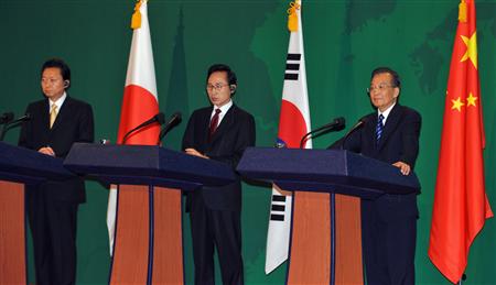South Korea's President Lee Myung-Bak (C), Japan's Prime Minister Yukio Hatoyama (L) and Chinese Premier Wen Jiabao attend a joint news conference following trilateral summit meetings in Seogwipo on Jeju island, south of Seoul, May 30, 2010. REUTERS/Kim Jae-hwan
South Korea's President Lee Myung-Bak (C), Japan's Prime Minister Yukio Hatoyama (L) and Chinese Premier Wen Jiabao attend a joint news conference following trilateral summit meetings in Seogwipo on Jeju island, south of Seoul, May 30, 2010. REUTERS/Kim Jae-hwan