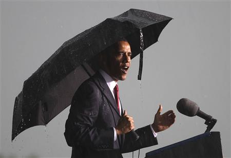 U.S. President Barack Obama speaks in the pouring rain during a Memorial Day event at the Abraham Lincoln National Cemetery in Elwood, Illinois, May 31, 2010. REUTERS/Larry Downing
U.S. President Barack Obama speaks in the pouring rain during a Memorial Day event at the Abraham Lincoln National Cemetery in Elwood, Illinois, May 31, 2010. REUTERS/Larry Downing