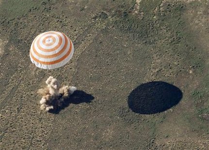 The Soyuz capsule lands near the town of Zhezkazgan, June 2, 2010. REUTERS/Pool/Mikhail Metzel
The Soyuz capsule lands near the town of Zhezkazgan, June 2, 2010. REUTERS/Pool/Mikhail Metzel