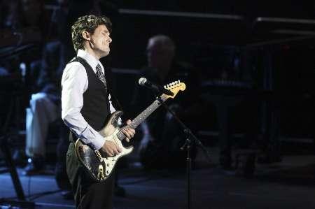 John Mayer performs during memorial services for pop star Michael Jackson in Los Angeles July 7, 2009. REUTERS/Mario Anzuoni
John Mayer performs during memorial services for pop star Michael Jackson in Los Angeles July 7, 2009. REUTERS/Mario Anzuoni
