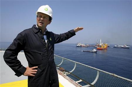 BP Plc Chief Executive Tony Hayward takes a first hand look at the recovery operations aboard the Discover Enterprise drill ship in the Gulf of Mexico, 55 miles (89 km) south of Venice, Louisiana, May 28, 2010. REUTERS/Sean Gardner
BP Plc Chief Executive Tony Hayward takes a first hand look at the recovery operations aboard the Discover Enterprise drill ship in the Gulf of Mexico, 55 miles (89 km) south of Venice, Louisiana, May 28, 2010. REUTERS/Sean Gardner