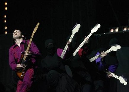 Del Marquis from the Scissor Sisters performs at the Brit Awards at the Earls Court Arena in London February 14, 2007. REUTERS/Kieran Doherty
Del Marquis from the Scissor Sisters performs at the Brit Awards at the Earls Court Arena in London February 14, 2007. REUTERS/Kieran Doherty