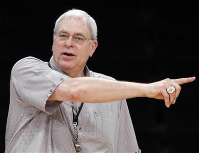 Los Angeles Lakers coach Phil Jackson directs team practice for Game 1 of the NBA Finals basketball series against the Boston Celtics in Los Angeles June 2, 2010. REUTERS/Lucy Nicholson
Los Angeles Lakers coach Phil Jackson directs team practice for Game 1 of the NBA Finals basketball series against the Boston Celtics in Los Angeles June 2, 2010. REUTERS/Lucy Nicholson