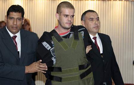 Joran Van der Sloot (C) of the Netherlands is escorted by Peruvian police officers at the police headquarters in Lima, June 5, 2010. REUTERS/Mariana Bazo
Joran Van der Sloot (C) of the Netherlands is escorted by Peruvian police officers at the police headquarters in Lima, June 5, 2010. REUTERS/Mariana Bazo