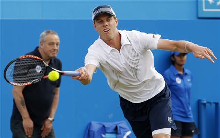 
Sam Querrey of the U.S. returns the ball during his tennis match against Xavier Malisse of Belgium at the Queen's Club Championships in west London June 11, 2010. REUTERS/Suzanne Plunkett
