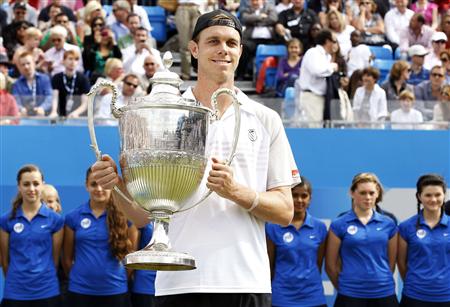 
Sam Querrey of the U.S. poses with his trophy after beating Mardy Fish of the U.S. in their singles final at the Queen's Club grasscourt championships in west London June 13, 2010. Seventh seed Querrey claimed his third title of the year with a powerful display on centre court, defeating Fish 7-6 7-5 . REUTERS/Stefan Wermuth
