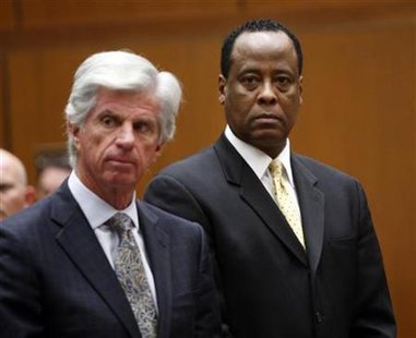 Dr. Conrad Murray (R) stands next to his attorney J. Michael Flanagan during his hearing at a Criminal Court in Los Angeles, April 5, 2010. REUTERS/David McNew/Pool
Dr. Conrad Murray (R) stands next to his attorney J. Michael Flanagan during his hearing at a Criminal Court in Los Angeles, April 5, 2010. REUTERS/David McNew/Pool