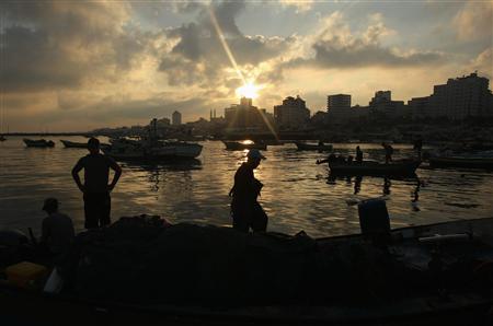 
Palestinian fishermen return from sea to the Gaza Seaport, June 14, 2010. REUTERS/Mohammed Salem
