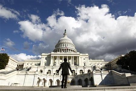 A tourist gazes up towards the dome of the U.S. Capitol in Washington January 25, 2010. REUTERS/Kevin Lamarque
A tourist gazes up towards the dome of the U.S. Capitol in Washington January 25, 2010. REUTERS/Kevin Lamarque