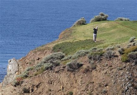 
Mike Weir of Canada hits a shot on the eighth hole during the first round of the U.S. Open Golf Championship in Pebble Beach, California, June 17, 2010. REUTERS/Hans Deryk
