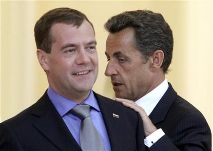 
Russia's President Dmitry Medvedev (L) and his French counterpart Nicolas Sarkozy attend a joint news conference during the St. Petersburg International Economic Forum in St. Petersburg June 19, 2010. REUTERS/Alexander Demianchuk
