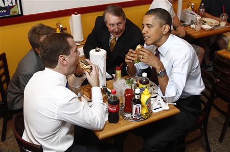 
Russia's President Dmitry Medvedev (L) and U.S. President Barack Obama have burgers for lunch at Ray's Hell Burger restaurant in Arlington, Virginia June 24, 2010. REUTERS/Kevin Lamarque
