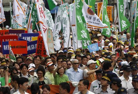 Former Taiwan president Lee Teng-hui, Democratic Progressive Party Chairwoman Tsai Ing-wen and Kaohsiung City Mayor Chen Chu (centre, R-L) wave to supporters during a protest against the economic cooperation framework agreement (ECFA) to be signed between China and Taiwan, in Taipei June 26, 2010. REUTERS/Nicky Loh
Former Taiwan president Lee Teng-hui, Democratic Progressive Party Chairwoman Tsai Ing-wen and Kaohsiung City Mayor Chen Chu (centre, R-L) wave to supporters during a protest against the economic cooperation framework agreement (ECFA) to be signed between China and Taiwan, in Taipei June 26, 2010. REUTERS/Nicky Loh