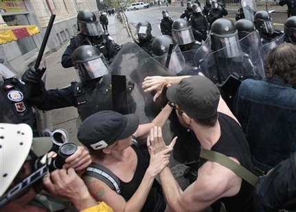
Police officers scuffle with demonstrators during a protest of the G20 summt in Toronto June 26, 2010. REUTERS/Mark Blinch
