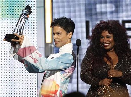 Rock and pop star Prince accepts the Lifetime Achievement Award from presenter Chaka Khan at the 2010 BET Awards in Los Angeles June 27, 2010. REUTERS/Mario Anzuoni
Rock and pop star Prince accepts the Lifetime Achievement Award from presenter Chaka Khan at the 2010 BET Awards in Los Angeles June 27, 2010. REUTERS/Mario Anzuoni
