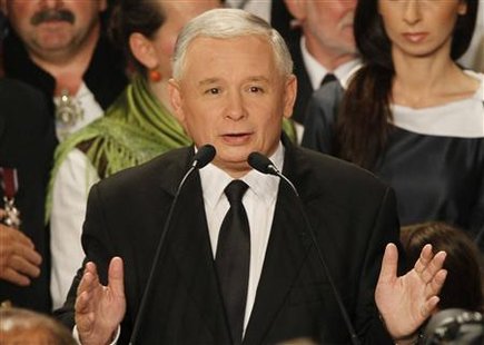 Jaroslaw Kaczynski, presidential candidate of Poland's right-wing Law and Justice party (PiS) acknowledges applause following the Polish presidential elections in Warsaw July 4, 2010. Bronislaw Komorowski, the candidate of Poland's ruling pro-business Civic Platform (PO), won Sunday's presidential election run-off, exit polls showed, in an outcome that will be applauded by investors. REUTERS/Wolfgang Rattay
Jaroslaw Kaczynski, presidential candidate of Poland's right-wing Law and Justice party (PiS) acknowledges applause following the Polish presidential elections in Warsaw July 4, 2010. Bronislaw Komorowski, the candidate of Poland's ruling pro-business Civic Platform (PO), won Sunday's presidential election run-off, exit polls showed, in an outcome that will be applauded by investors. REUTERS/Wolfgang Rattay