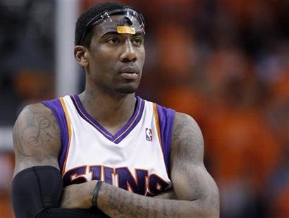 
Phoenix Suns forward Amare Stoudemire looks up court during Game 6 of the NBA Western Conference finals in Phoenix, Arizona May 29, 2010. REUTERS/Lucy Nicholson
