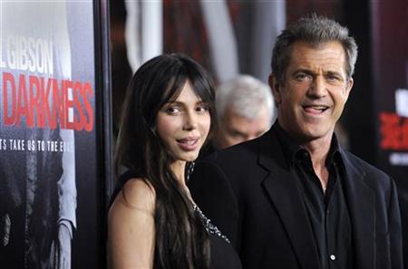 
Cast member Mel Gibson and Oksana Grigorieva attend the premiere of the film "Edge of Darkness" in Los Angeles January 26, 2010. REUTERS/Phil McCarten
