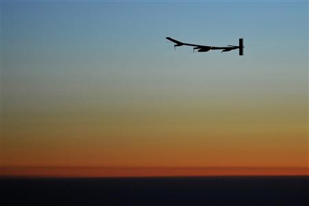 Solar Impulse's Chief Executive Officer and pilot Andre Borschberg flies during sunset in the solar-powered HB-SIA prototype airplane during its first night flight attempt near Payerne airport July 7, 2010. REUTERS/Dominic Favre/Pool
Solar Impulse's Chief Executive Officer and pilot Andre Borschberg flies during sunset in the solar-powered HB-SIA prototype airplane during its first night flight attempt near Payerne airport July 7, 2010. REUTERS/Dominic Favre/Pool