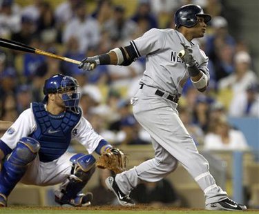 
New York Yankees Robinson Cano (R) hits a go-ahead two-run home run as Los Angeles Dodgers catcher Russell Martin looks on during the tenth inning of their interleague MLB baseball game in Los Angeles, California, June 27, 2010. REUTERS/Lucy Nicholson

