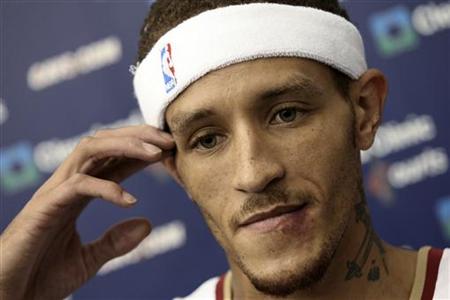 Delonte West of the Cleveland Cavaliers talks with the media about his recent off the court problems during the Cavaliers media day at their practice facility in Independence, Ohio, September 28, 2009.REUTERS/Aaron Josefczyk
Delonte West of the Cleveland Cavaliers talks with the media about his recent off the court problems during the Cavaliers media day at their practice facility in Independence, Ohio, September 28, 2009.REUTERS/Aaron Josefczyk