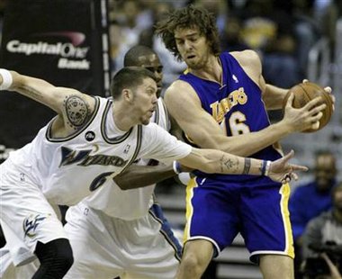Pau Gasol (R) of the Los Angeles Lakers keeps the basketball away from Mike Miller (6) of the Washington Wizards during the second quarter of their NBA basketball game in Washington January 26, 2010. REUTERS/Joe Giza
Pau Gasol (R) of the Los Angeles Lakers keeps the basketball away from Mike Miller (6) of the Washington Wizards during the second quarter of their NBA basketball game in Washington January 26, 2010. REUTERS/Joe Giza