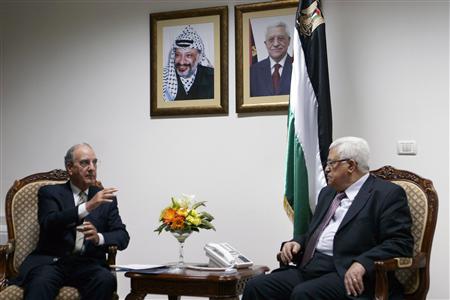 
Palestinian President Mahmoud Abbas (R) speaks with U.S. Middle East envoy George Mitchell before their meeting in the West Bank city of Ramallah July 17, 2010. REUTERS/Ayman Nobani/Pool

