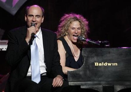 
James Taylor (L) and Carole King perform "You've Got a Friend" at the 2006 "Musicares Person of the Year" gala in Los Angeles February 6, 2006. REUTERS/Mario Anzuoni
