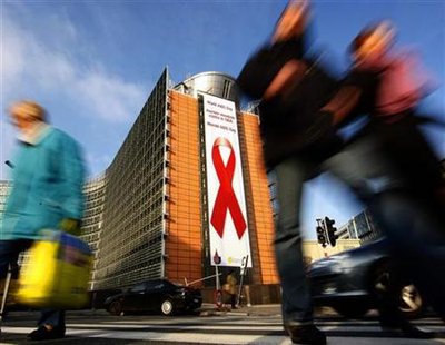 A giant banner with an Aids awareness red ribbon is displayed on the European Commission headquarters on World Aids Day in Brussels December 1, 2009. REUTERS/Yves Herman
A giant banner with an Aids awareness red ribbon is displayed on the European Commission headquarters on World Aids Day in Brussels December 1, 2009. REUTERS/Yves Herman