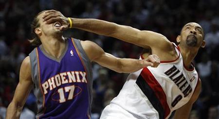Phoenix Suns forward Louis Amundson (17) and Portland Trail Blazers forward Juwan Howard (R) battle for rebounding position during the first half of Game 6 of their NBA Western Conference playoff series in Portland, Oregon April 29, 2010. REUTERS/Steve Dipaola
Phoenix Suns forward Louis Amundson (17) and Portland Trail Blazers forward Juwan Howard (R) battle for rebounding position during the first half of Game 6 of their NBA Western Conference playoff series in Portland, Oregon April 29, 2010. REUTERS/Steve Dipaola