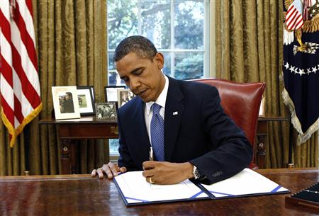 
U.S. President Barack Obama signs jobless benefits extension legislation at the White House in Washington July 22, 2010. REUTERS/Kevin Lamarque
