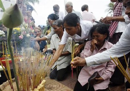 People offer incense during a Buddhist ceremony to commemorate the victims of the Khmer Rouge at Toul Sleng museum in Phnom Penh July 25, 2010. REUTERS/Chor Sokunthea
People offer incense during a Buddhist ceremony to commemorate the victims of the Khmer Rouge at Toul Sleng museum in Phnom Penh July 25, 2010. REUTERS/Chor Sokunthea