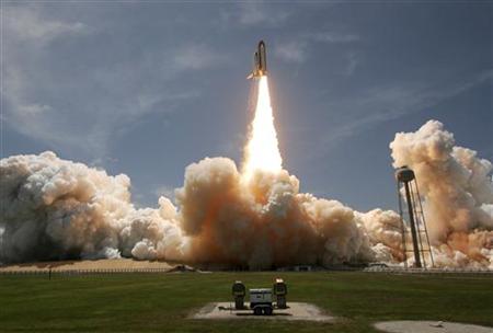 
The space shuttle Atlantis lifts off from launch pad 39A at the Kennedy Space Center in Cape Canaveral, Florida May 14, 2010. REUTERS/Pierre Ducharme
